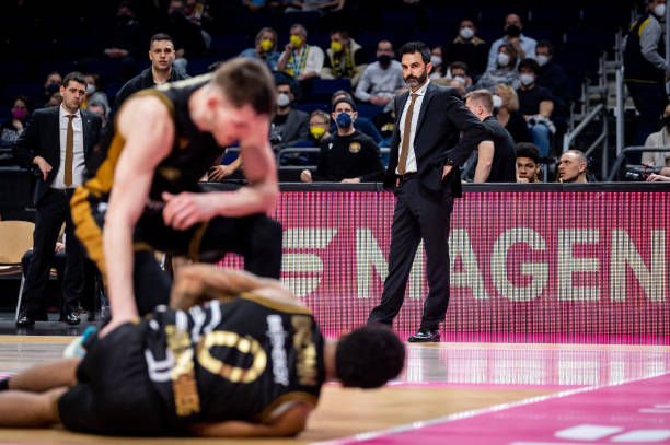 挥下继续坚 挥下继续坚